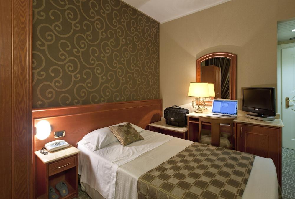 Hotel Mozart Милан Экстерьер фото