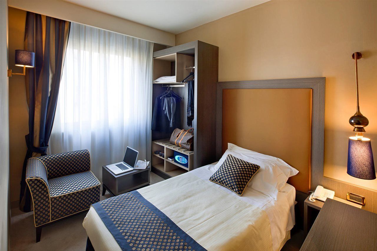 Hotel Mozart Милан Номер фото